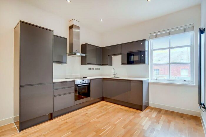 2 Bedroom Flat To Rent In Bromley Road, Beckenham, Kent, BR3