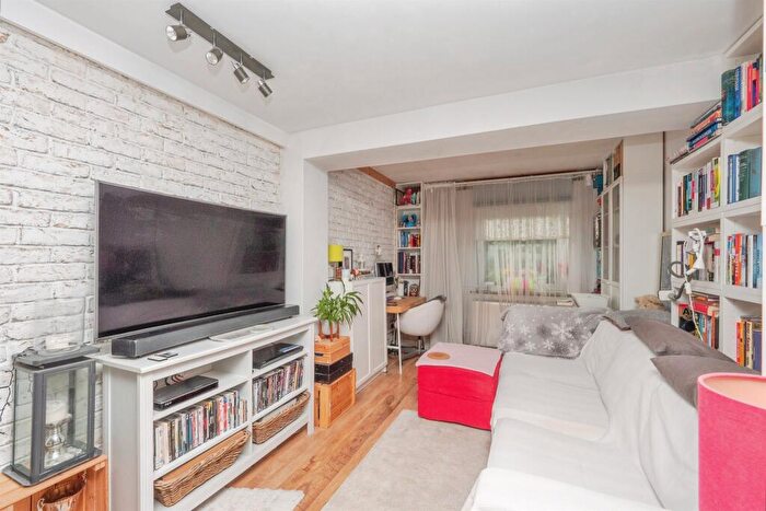 1 Bedroom Flat For Sale In Glendinning Avenue, Weymouth, DT4