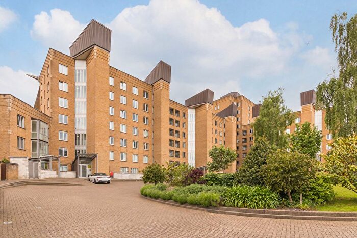 2 Bedroom Flat To Rent In Dundee Wharf, Three Colt Street, E14