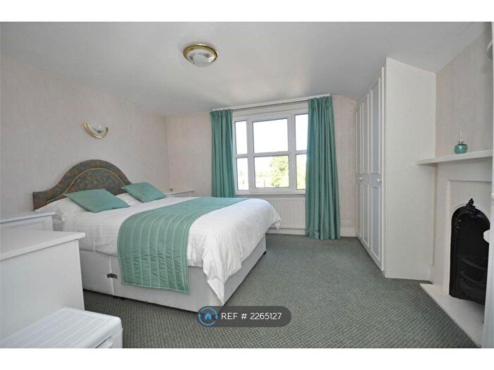1 Bedroom Flat To Rent In Laleham Road, Staines-Upon-Thames, TW18