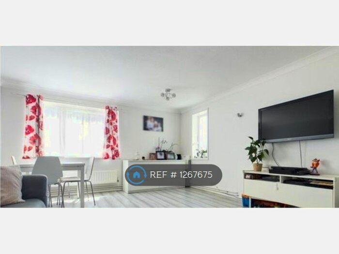 2 Bedroom Maisonette To Rent In Langley Lodge, Calcot, Reading RG31