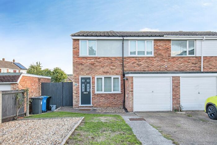 3 Bedroom Semi-Detached House For Sale In Holcombe Crescent, Ipswich, IP2