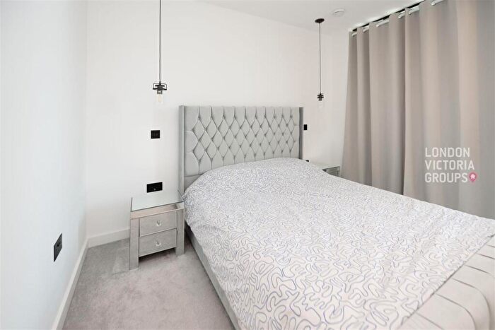 2 Bedroom Apartment To Rent In Merino Gardens, London, E1W