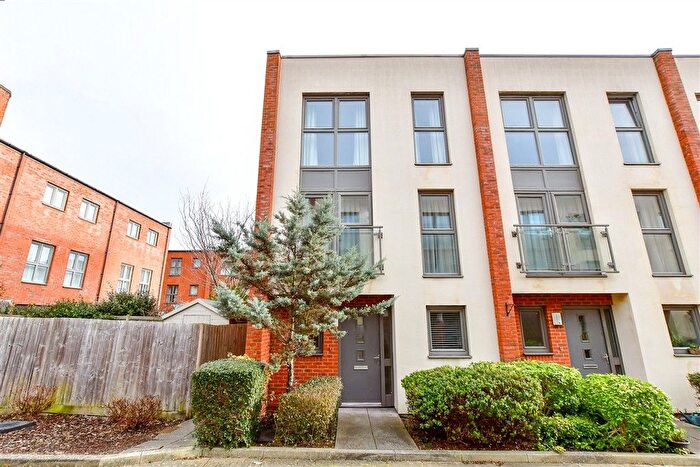 4 Bedroom Town House For Sale In Longley Road, Chichester, West Sussex, PO19