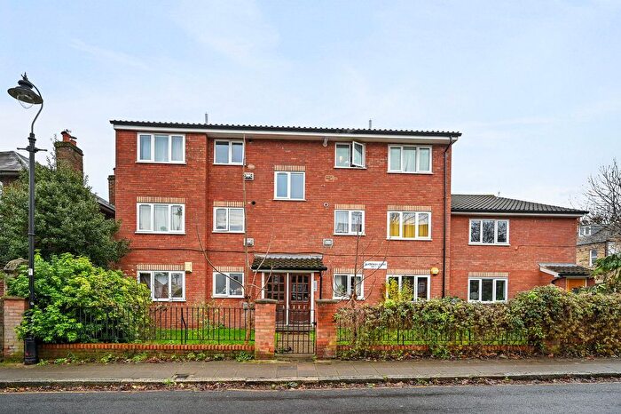 2 Bedroom Flat For Sale In Avenue Road, London, W3