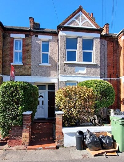 2 Bedroom Maisonette For Sale In Radford Road, London, SE13