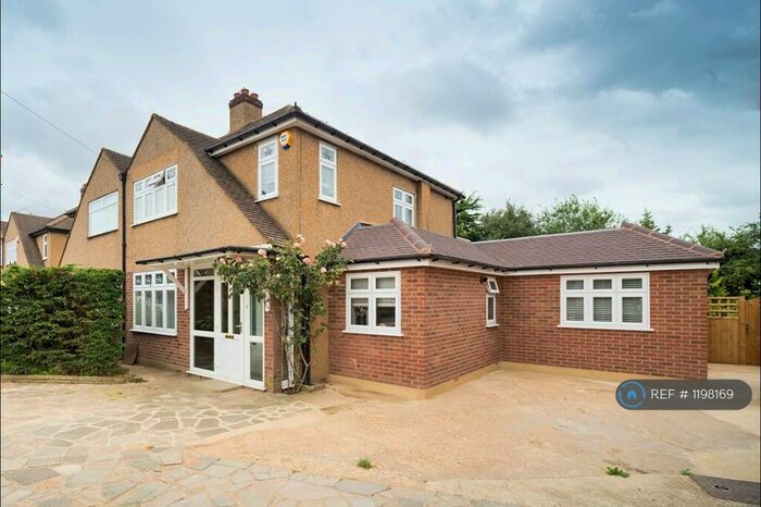 Studio To Rent In Helmsdale Close, Romford, RM1