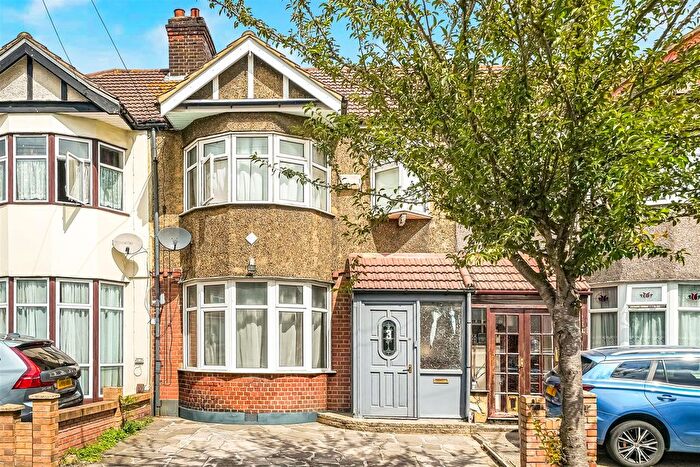 3 Bedroom Property For Sale In Southbourne Gardens, Ilford, IG1