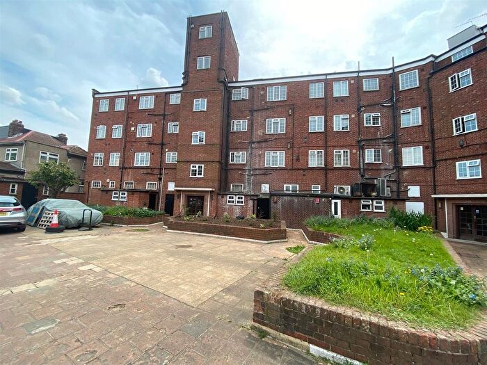 3 Bedroom Flat To Rent In Great West Road, Hounslow, TW5