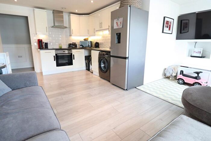 2 Bedroom Flat For Sale In The Approach, Rayleigh, SS6