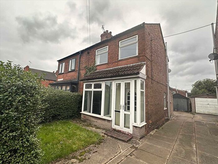 3 Bedroom Semi-detached House For Sale In St John's Road, Scunthorpe, DN16