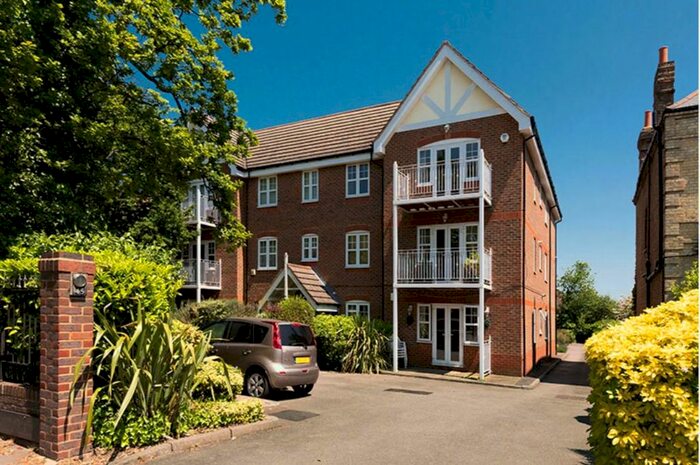 3 Bedroom Flat To Rent In The Ridgeway, Enfield, EN2