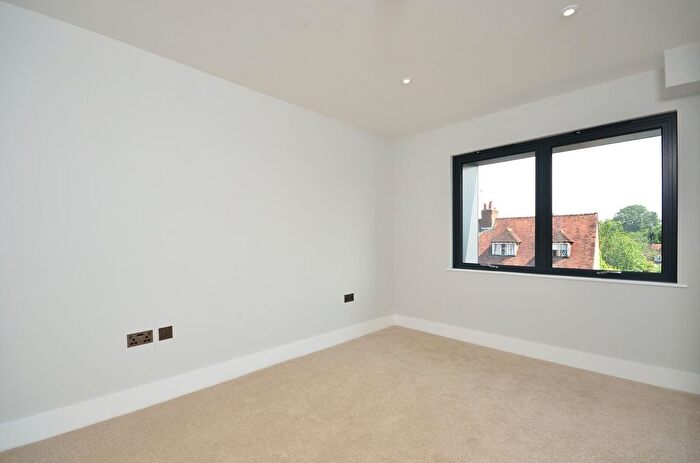 1 Bedroom Flat To Rent In Lavender Park Road, West Byfleet, KT14