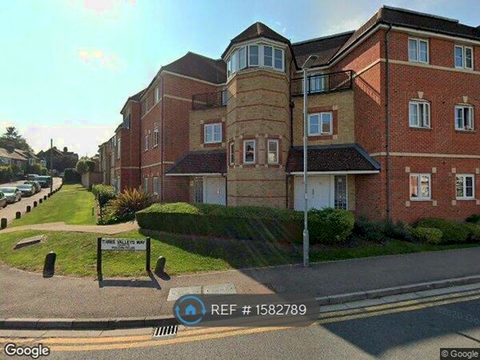 2 Bedroom Flat To Rent In Wellsfield, Bushey, WD23