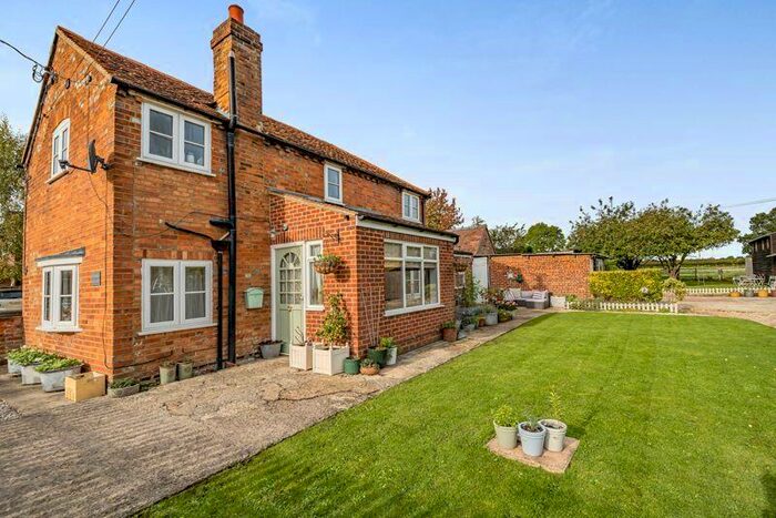 2 Bedroom Semi-Detached House For Sale In Dorton, Aylesbury, HP18