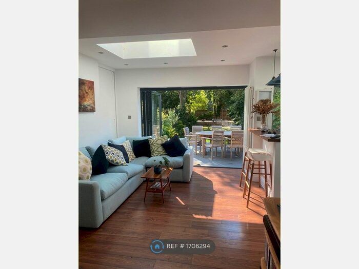 3 Bedroom Maisonette To Rent In Tollington Park, London, N4