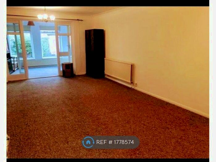 4 Bedroom Semi-Detached House To Rent In Long Lane, Staines-Upon-Thames, TW19