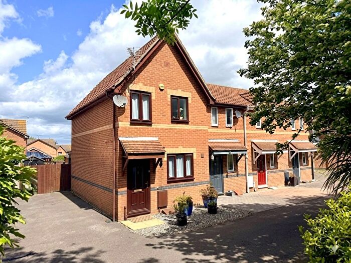 2 Bedroom End Of Terrace House For Sale In Ten Acre Way, Gillingham, ME8