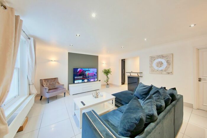 2 Bedroom Flat To Rent In Lizmans Terrace, - Earls Court Road, London, W8