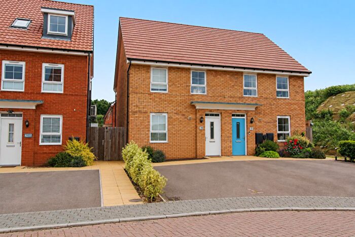 3 Bedroom Semi-Detached House For Sale In Wagtail Way, Thrapston, NN14