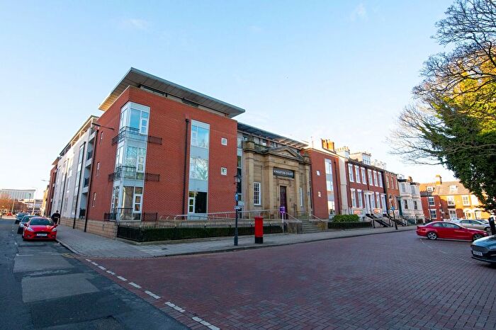 2 Bedroom Flat To Rent In Kingston Court, Kingston Square, Hull, East Riding Of Yorkshire, HU2