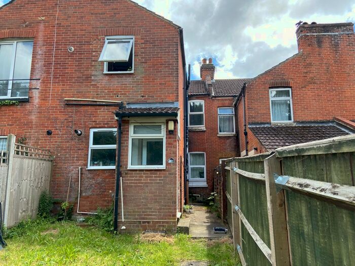 2 Bedroom Flat To Rent In Winchester Road, Shirley, Southampton, SO16