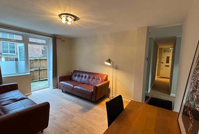 3 Bedroom Flat For Sale In King Henrys Walk, London, N1