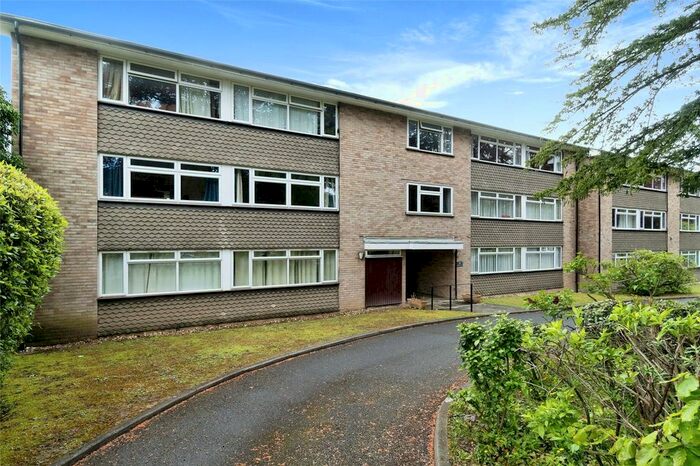 3 Bedroom Flat To Rent In Christchurch Park, Sutton, Surrey, SM2