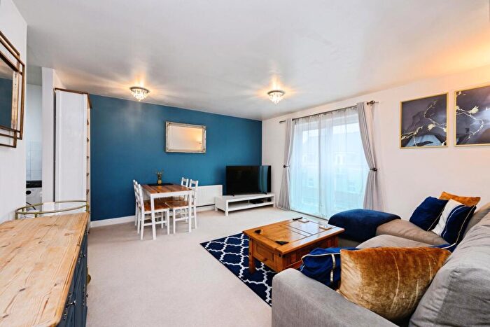 1 Bedroom Flat For Sale In Reynolds Avenue, Redhill, Surrey, RH1