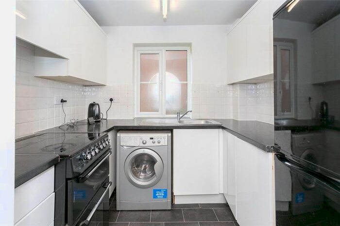 2 Bedroom Flat To Rent In Leaford Crescent, North Watford, Hertfordshire, WD24