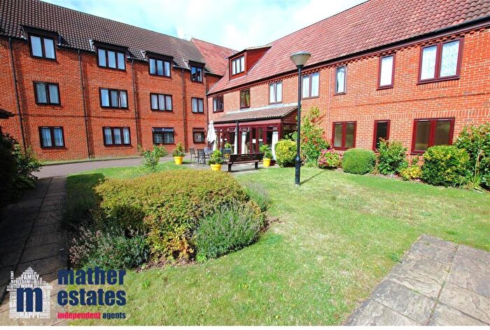 2 Bedroom Flat For Sale In Ashley Court, Hatfield, AL10