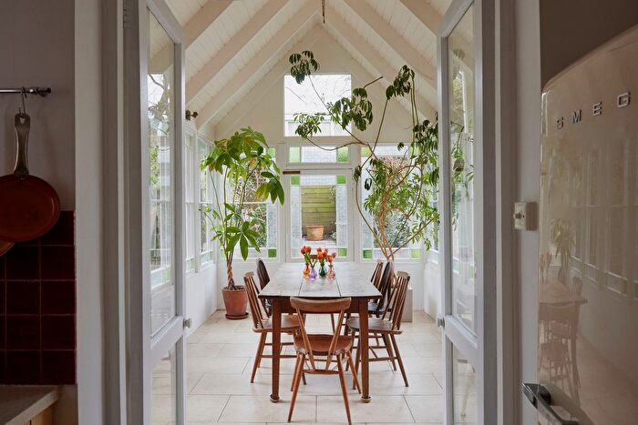 2 Bedroom Flat For Sale In Belsize Avenue, London, NW3