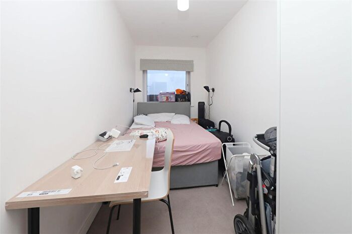 2 Bedroom Flat For Sale In Wintergreen Boulevard, West Drayton, UB7