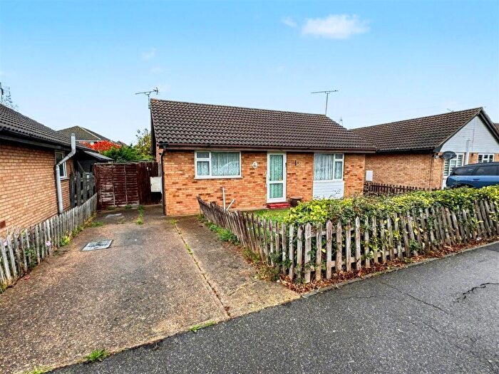 2 Bedroom Detached Bungalow For Sale In Central Avenue, Canvey Island, SS8