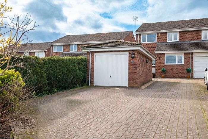 4 Bedroom Semi Detached House For Sale In Sunnyside Close, Charlton, SP10