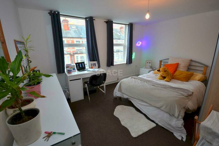 5 Bedroom Terraced House To Rent In Grange Avenue, Reading, Berkshire, RG6