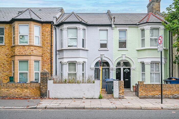2 Bedroom Flat For Sale In Acton Lane, Acton, London, W3