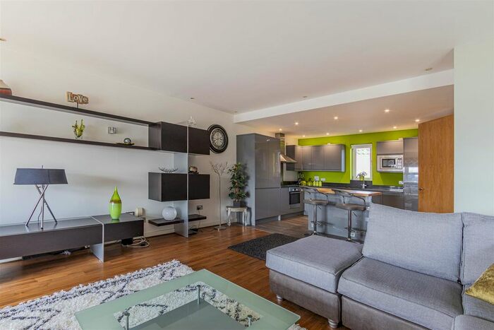 2 Bedroom Flat To Rent In Park View, Greyfriars Road, Cardiff, CF10