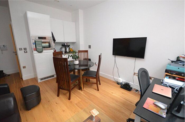 1 Bedroom Flat To Rent In Denham Road, London, N20