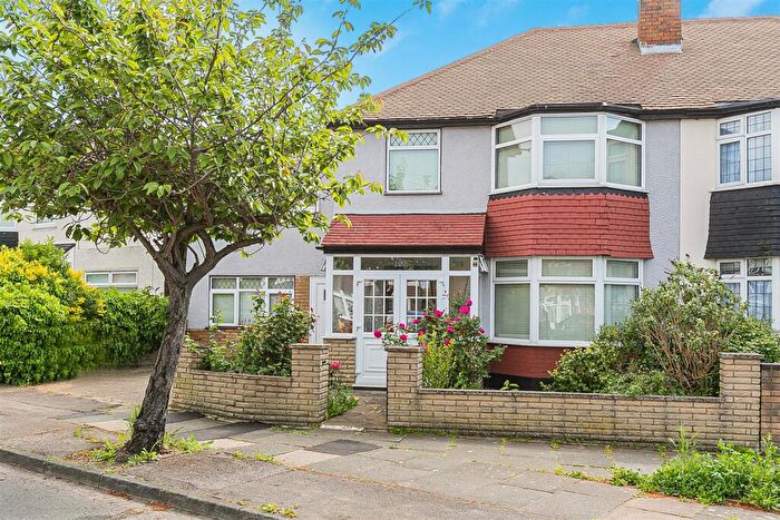5 Bedroom House For Sale In Wensleydale Avenue, Ilford, IG5