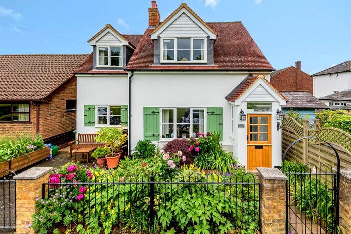 3 Bedroom Detached House To Rent In Bracken Path, Epsom, KT18