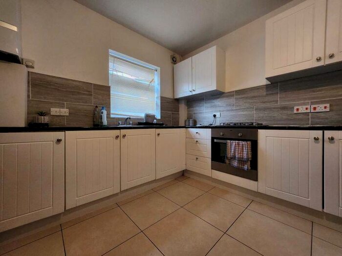 5 Bedroom Semi-Detached House To Rent In Farnburn Avenue, Slough, SL1