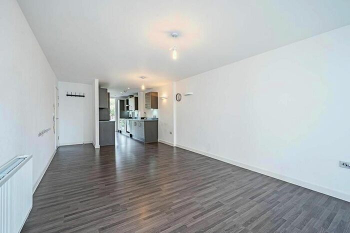 3 Bedroom Flat To Rent In Dance Square, London, EC1V