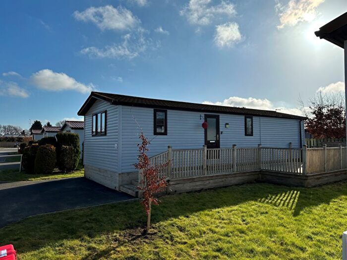 2 Bedroom Mobile/park Home For Sale In Hull Road, Wilberfoss, York, YO41