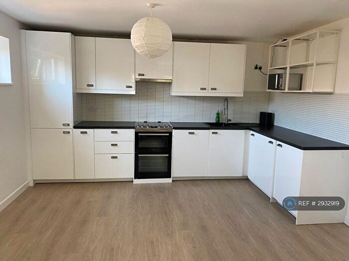 3 Bedroom Flat To Rent In Cramhurst House, Sutton, SM1