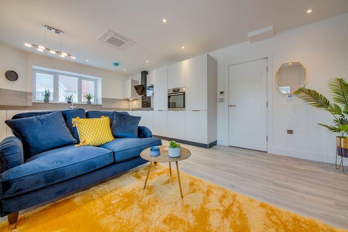 2 Bedroom Flat To Rent In Street Lane, Leeds, LS8