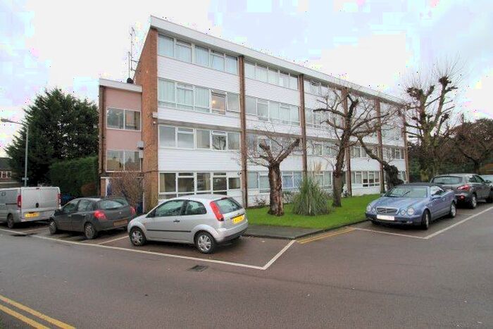 2 Bedroom Flat To Rent In Kirby Close, Hainault, IG6