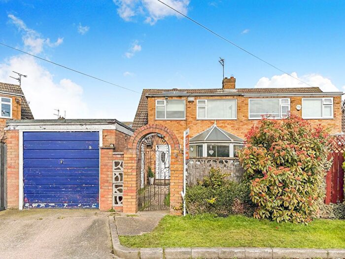 3 Bedroom Semi Detached Bungalow For Sale In Cheviotdale, Hull, HU7