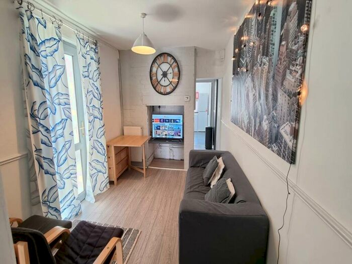 5 Bedroom House To Rent In Friars Avenue, Bangor, Gwynedd, LL57