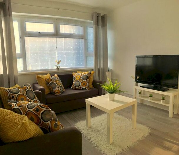 4 Bedroom Flat To Rent In Halesowen House, Meriden Road, PO5